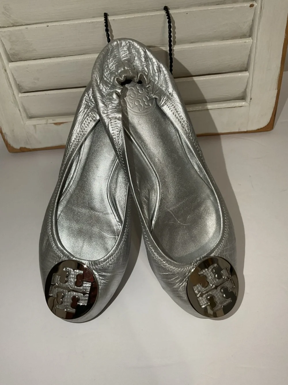 Tory Burch Reva Metallic Silver Logo Round-Toe Ballet Flats Size 6
